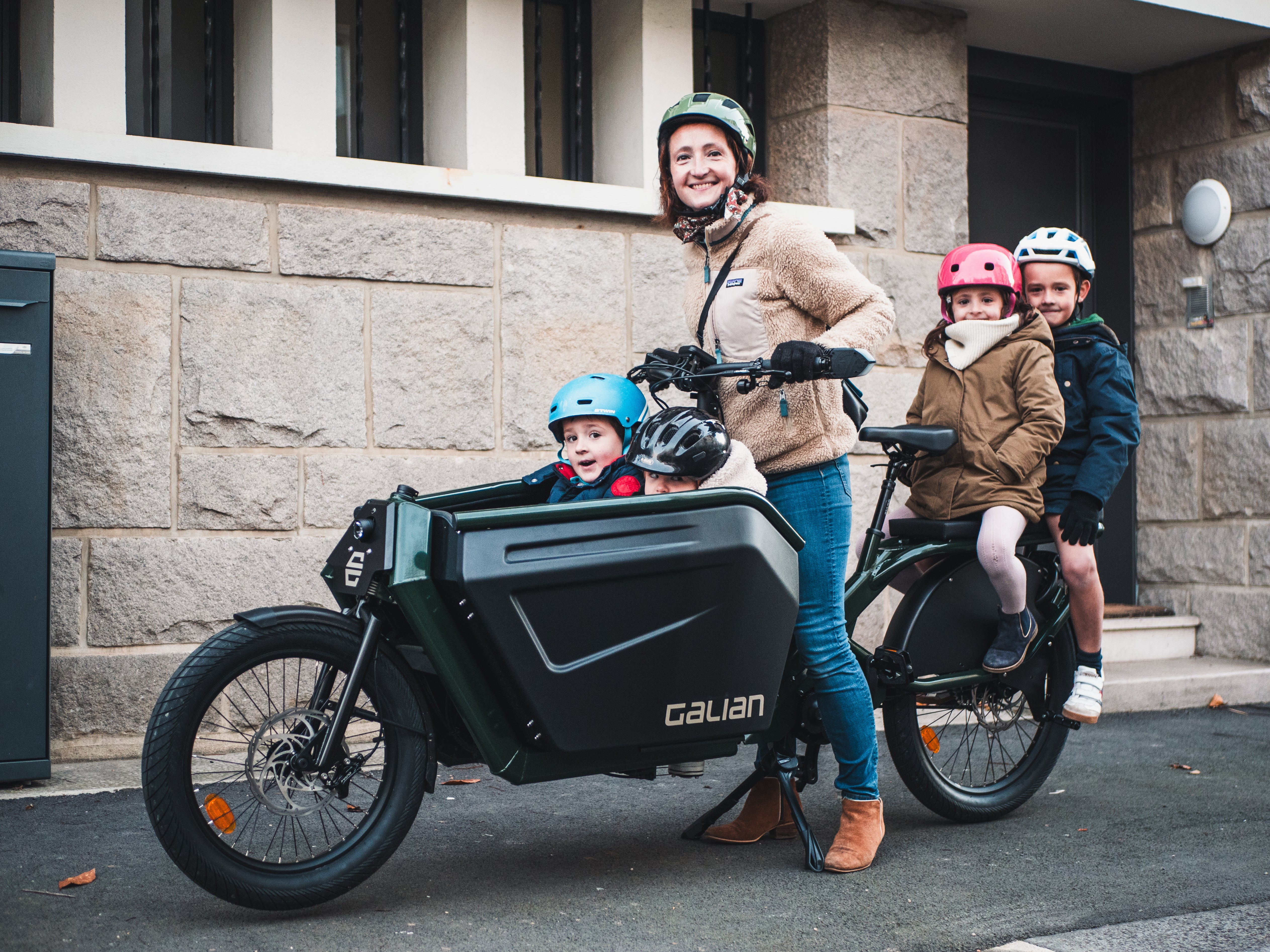 Une mère de famille transporte ses 4 enfants à bord de son vélo cargo longtail électrique