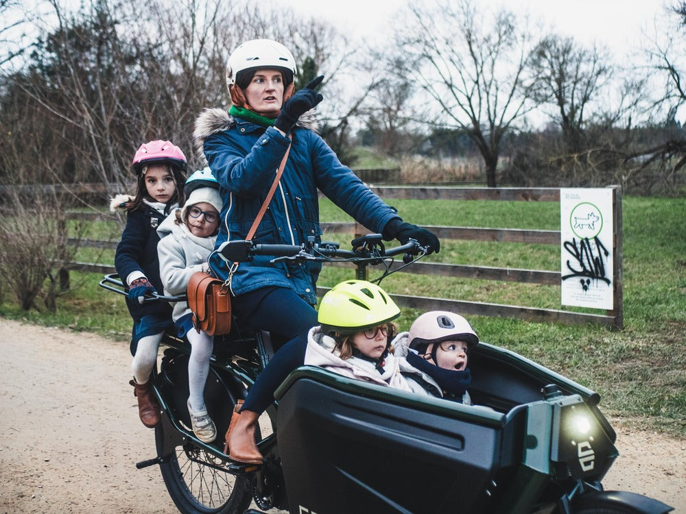 enfants a l arriere d un velo longtail