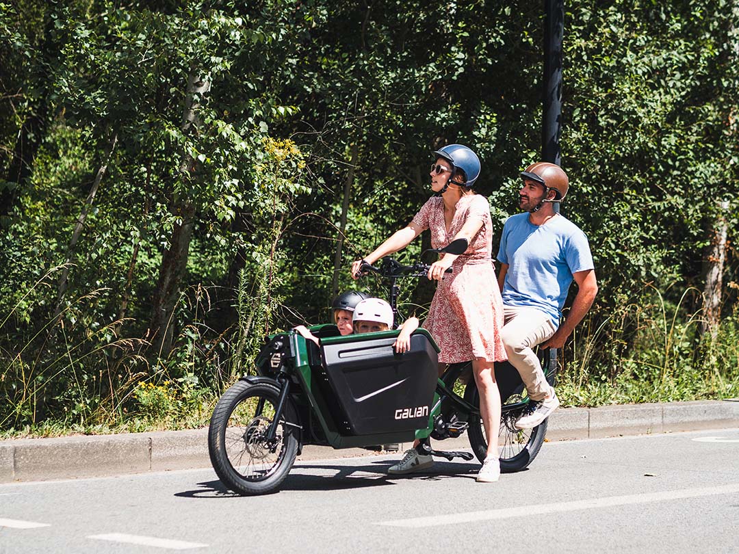 transport bebe a velo cargo ou velo longtail