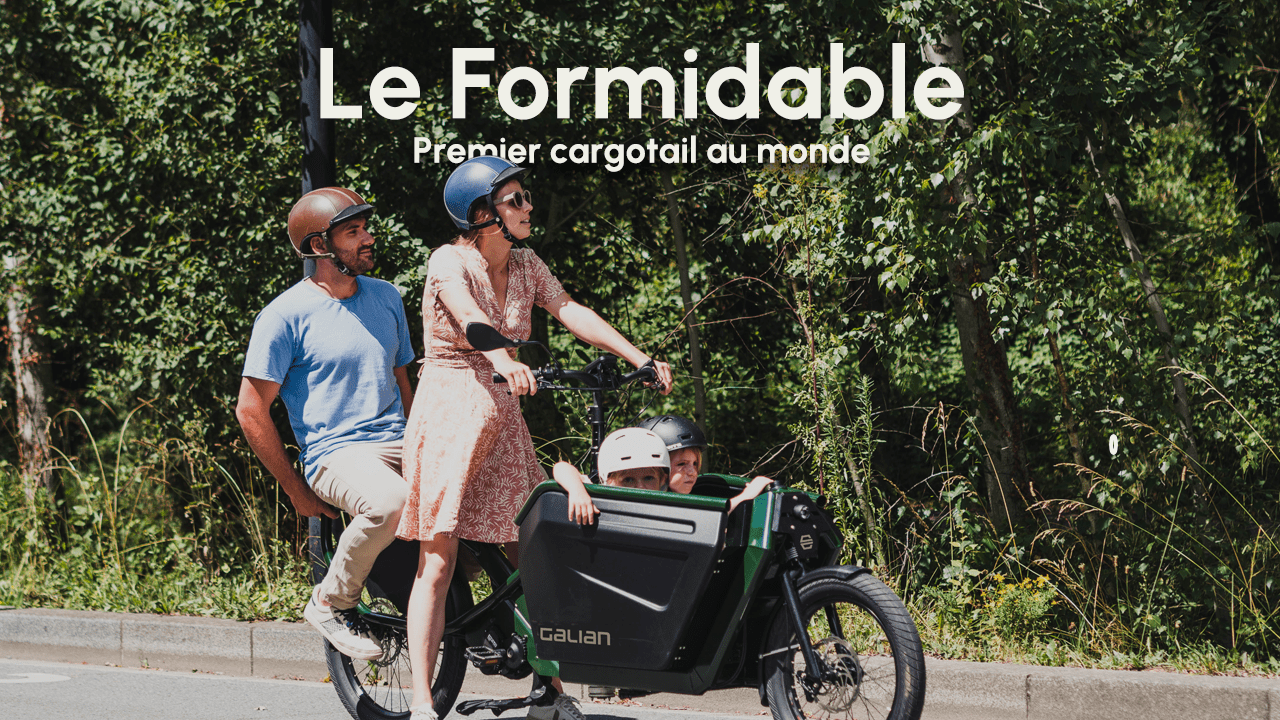 Un couple avec deux enfants sur le vélo électrique cargo longtail Formidable, fabriqué en France