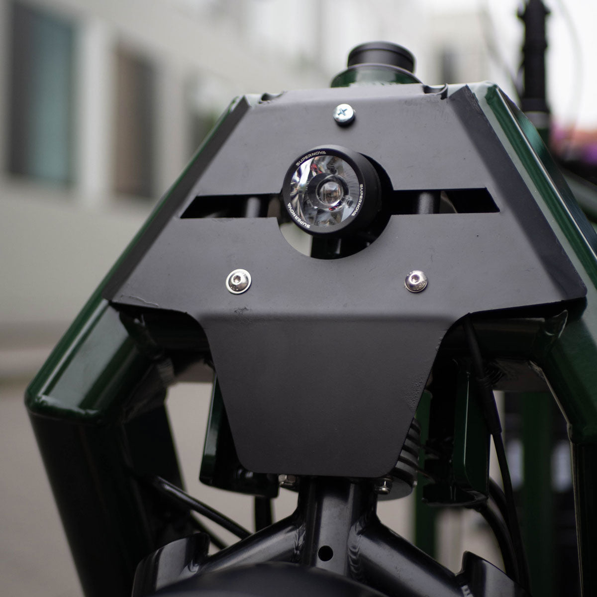 Photo vue de l'avant et focus sur le phare du vélo cargo électrique