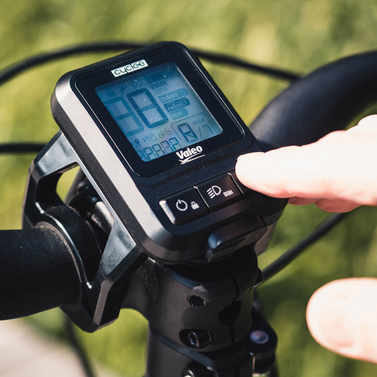 Photo focus sur le compteur du vélo cargo électrique