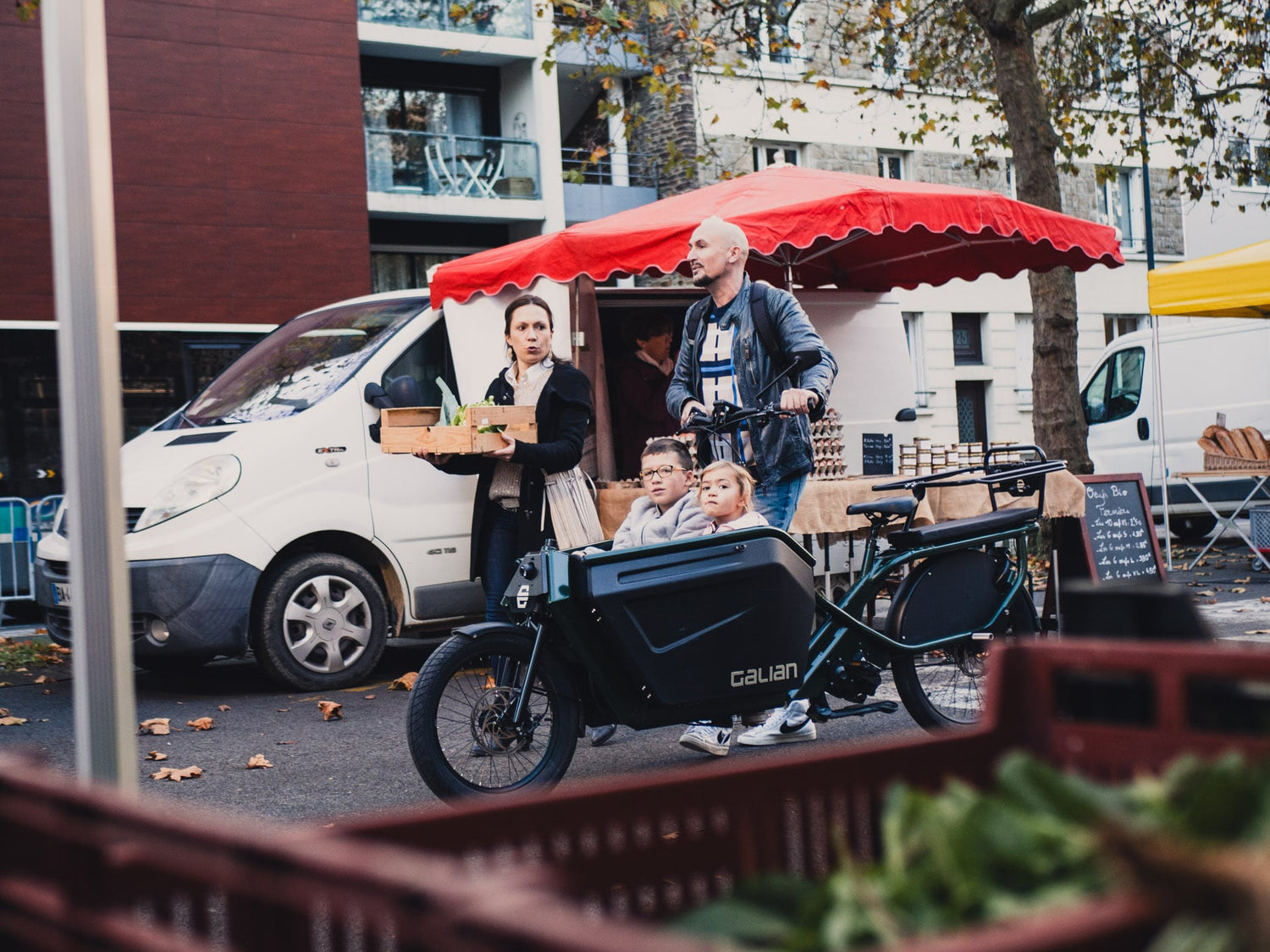 Famille au marché en vélo cargo Galian 