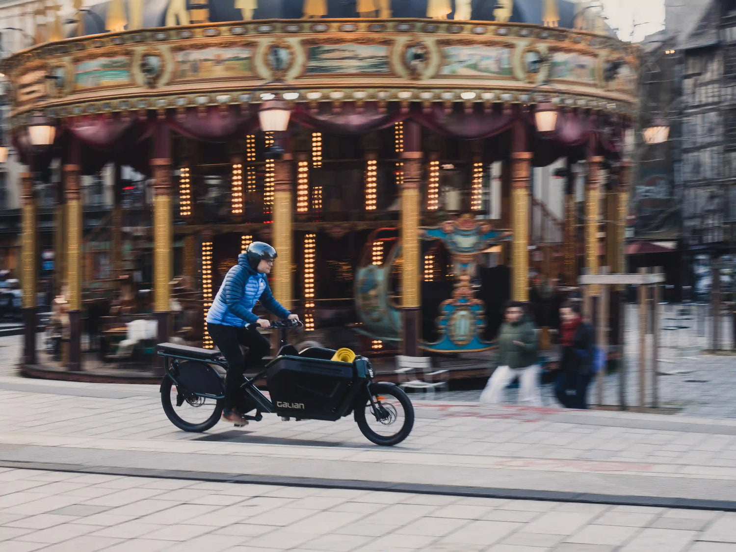 Homme posant avec un vélo cargo longtail électrique formidable
