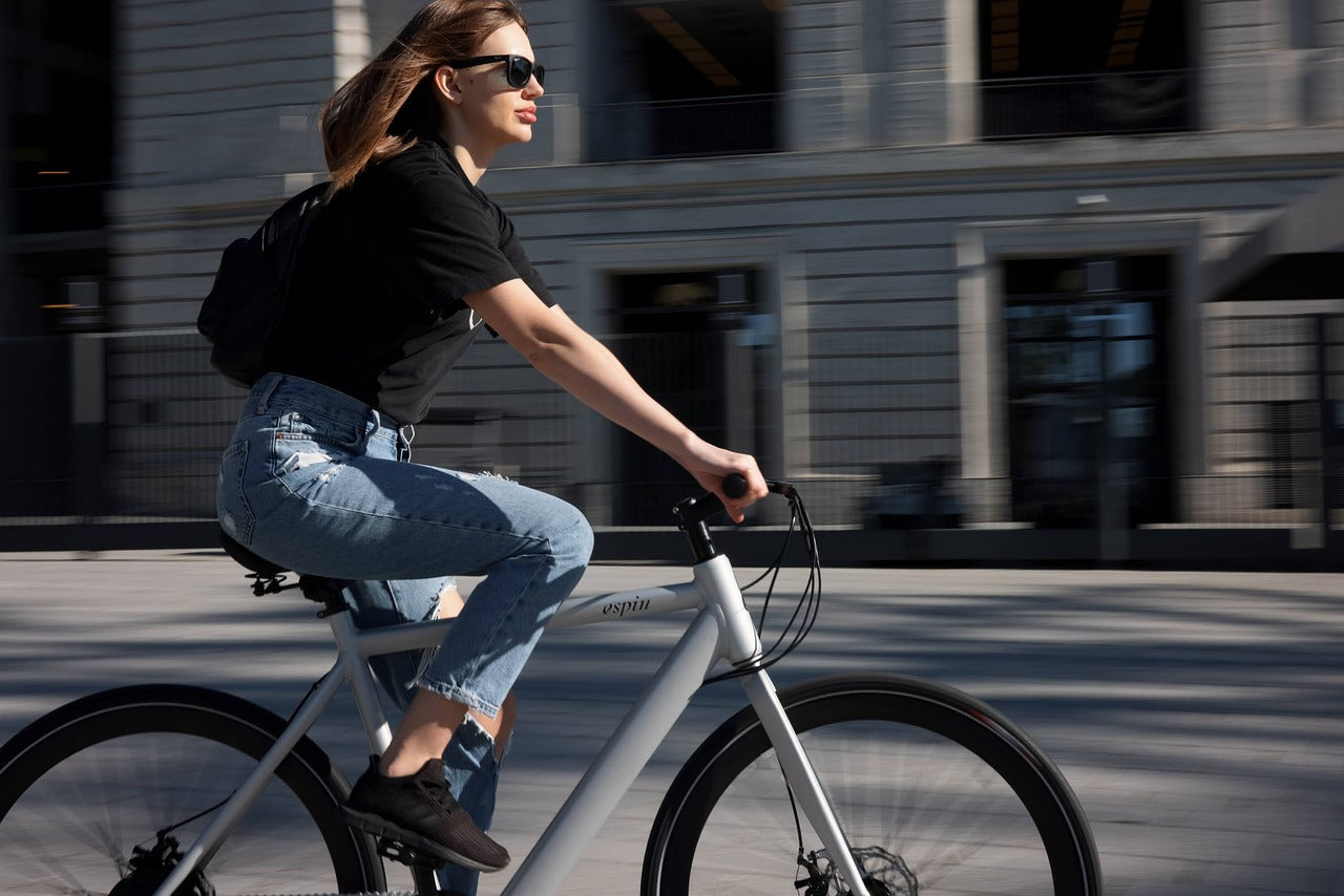 femme sur velo electrique avec grande autonomie roule en ville