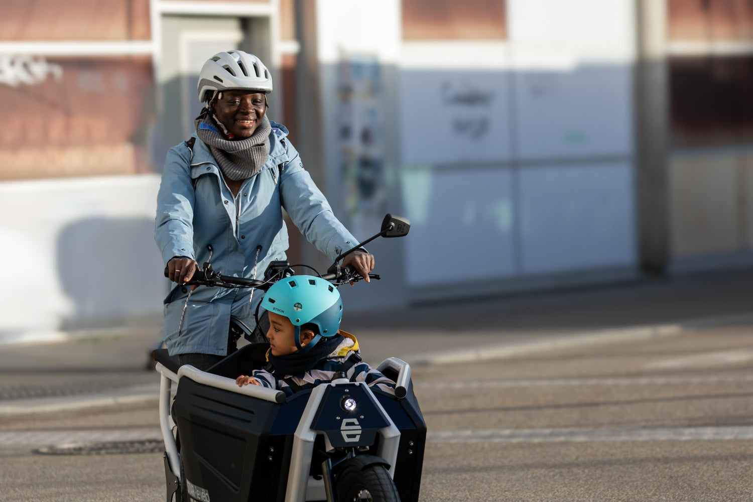 velo cargo avec caisse avant pour transporter enfants et faire du velotaf- credit photo charlie limou