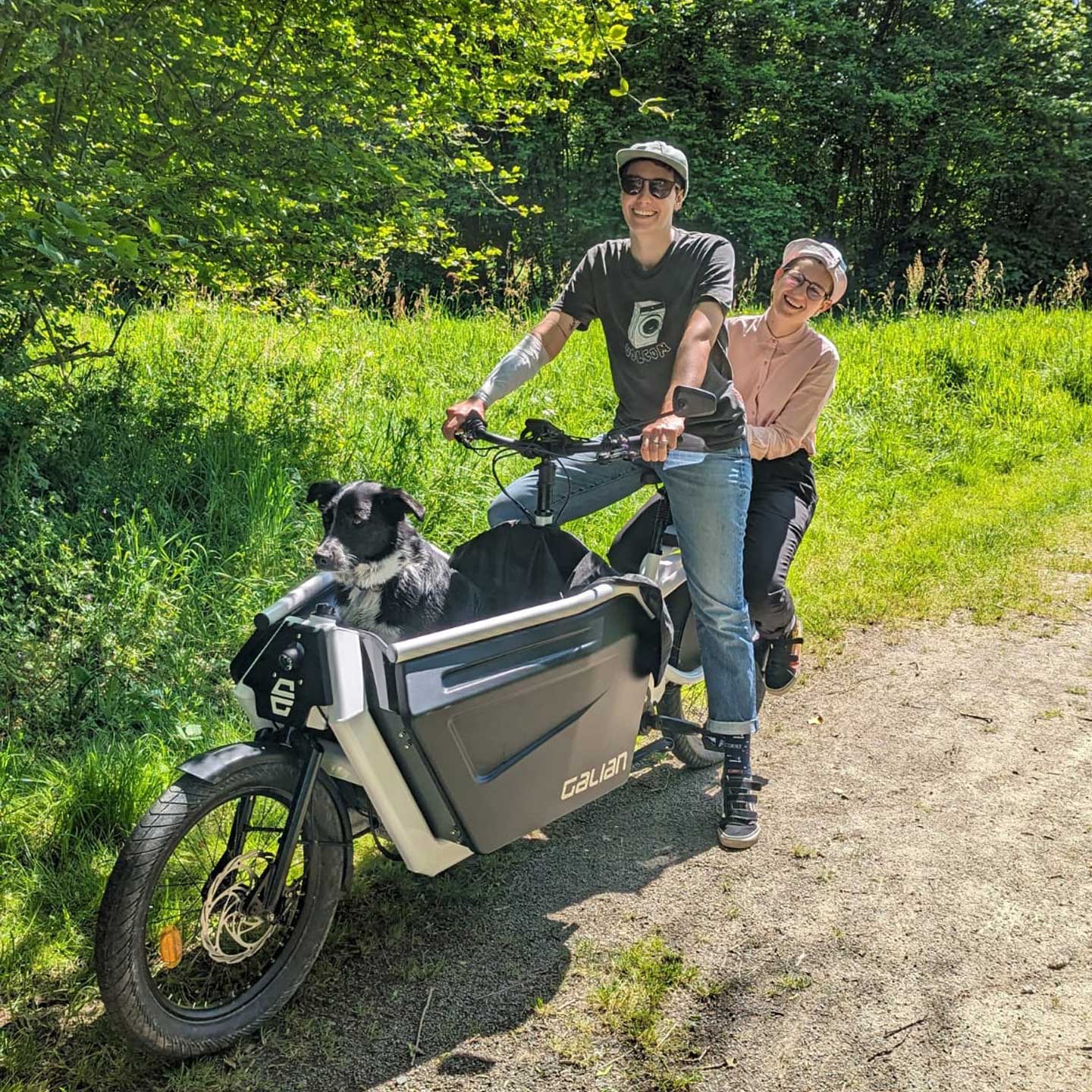 vélo cargo électrique 2 passagers adultes un chien