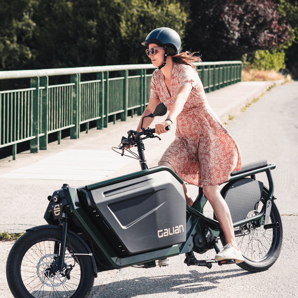 Vélo cargo électrique haut de gamme Galian Formidable conduit par une femme