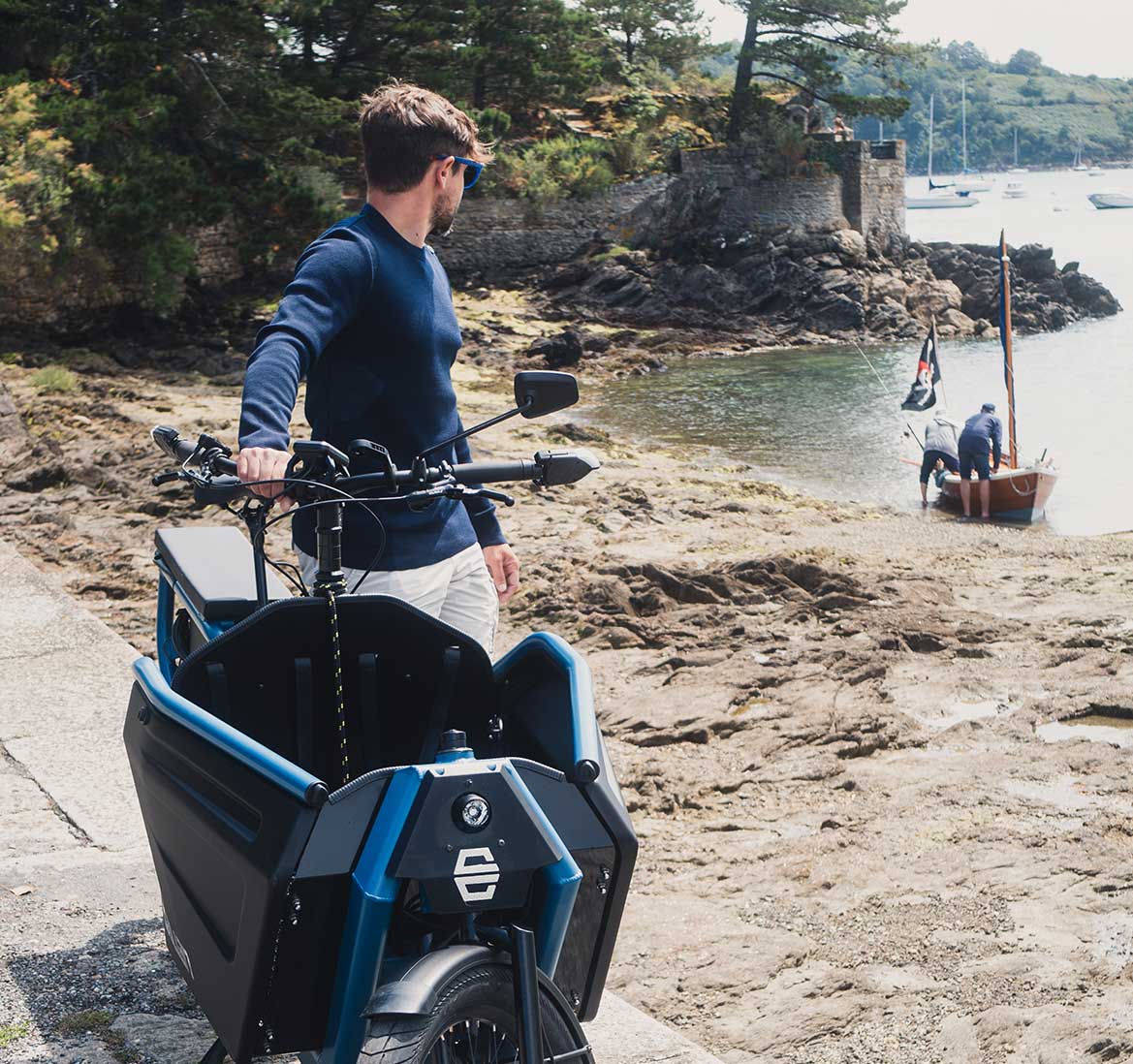 vélo cargo bleu équipé en bord de mer